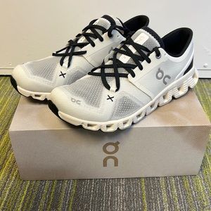NWT On Cloud X3 Shoes Size 9